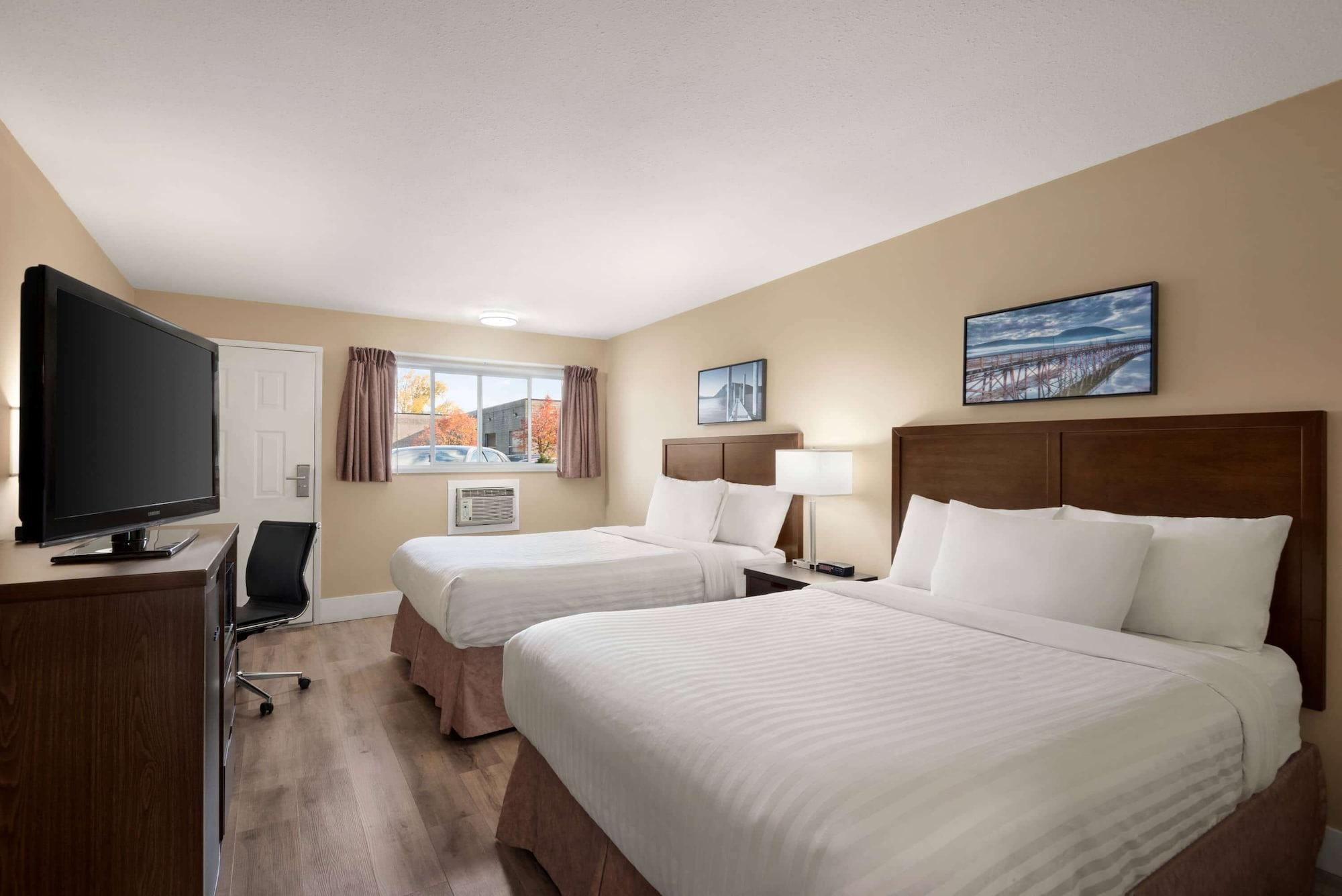 Travelodge By Wyndham Salmon Arm Bc Εξωτερικό φωτογραφία