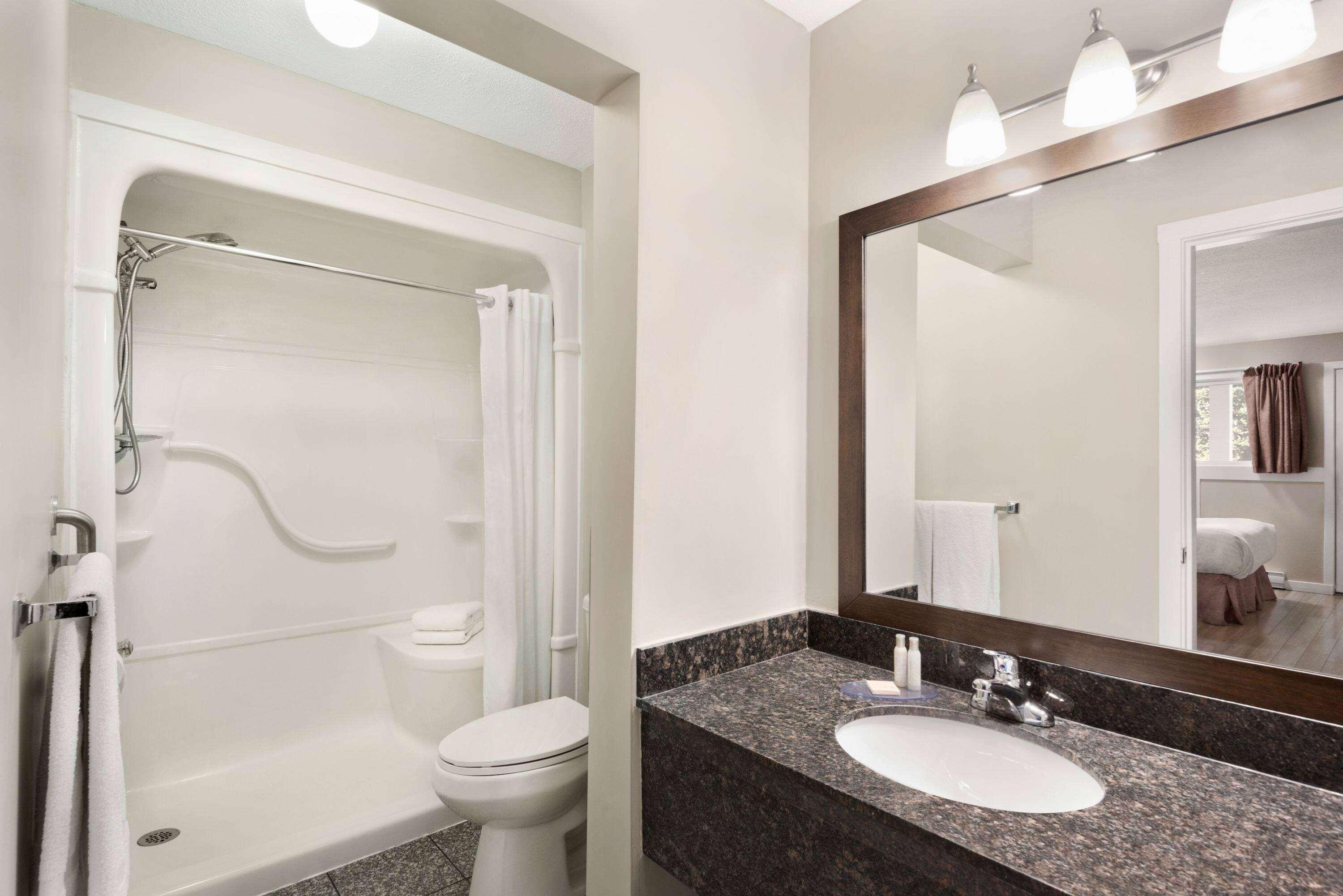 Travelodge By Wyndham Salmon Arm Bc Εξωτερικό φωτογραφία