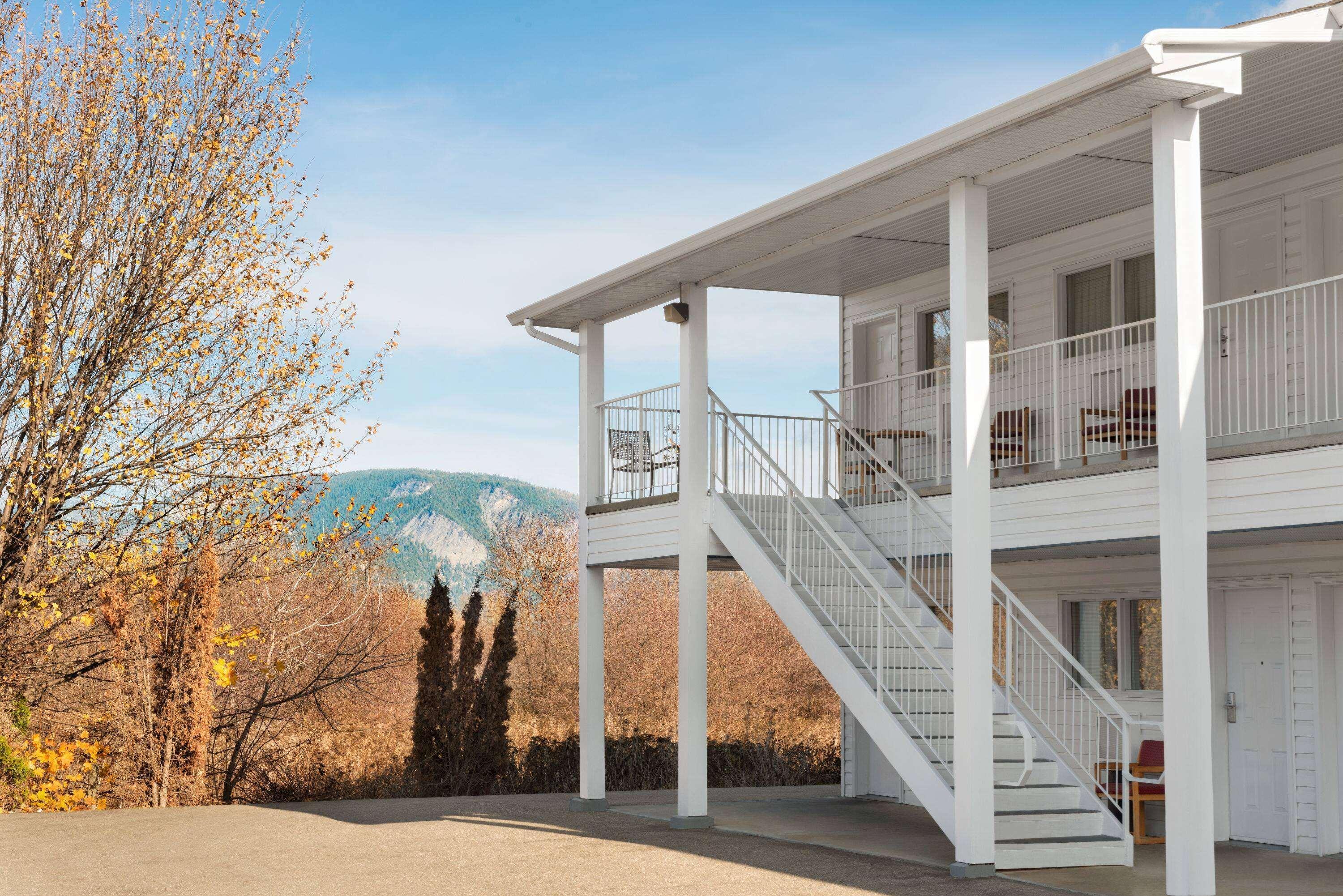 Travelodge By Wyndham Salmon Arm Bc Εξωτερικό φωτογραφία